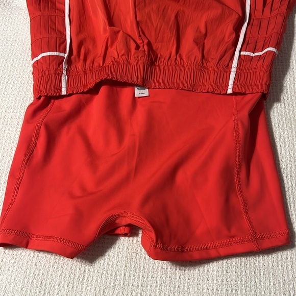 Yogalicious Radiant Courtside Chic Short pleated side hibiscus red size Medium - Picture 8 of 9